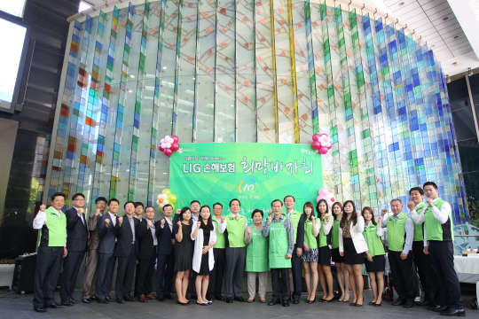 LIG손해보험은 네팔 대지진으로 피해를 입은 희생자들을 돕기 위해 26일 서울 역삼동에 위치한 LIG손해보험 본사 사옥 1층에서 'LIG희망바자회'를 열었다. LIG희망바자회는 LIG손보 임직원과 영업가족이 십시일반 모은 기부물품을 '아름다운가게'를 통해 판매하고 수익금을 소외된 이웃에게 전달하는 자선바자회다. 올해 수익금은 얼마 전 대지진으로 큰 피해를 겪은 네팔 국민들의 피해복구를 위해 쓰인다.